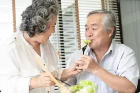 上了岁数，就要多吃菜？医生提醒：60岁后，3种蔬菜再爱也别贪嘴图片