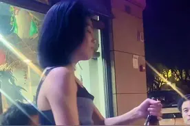 这谁hold得住？浙江一女生和朋友吃烧烤，拿着杯子给男生灌酒图片