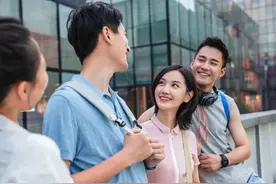 两性交往，女人要是叫你“哥”，那就是在告诉你，这4个意思。图片