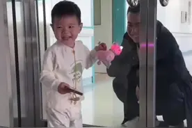 生病男娃与军人爸爸隔门相望超开心！图片