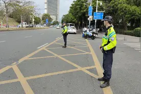 【深圳特区报】严打非法拉客 改善交通秩序 公安部门在深圳北站及周边开展多位一体巡逻防控及专项整治行动图片