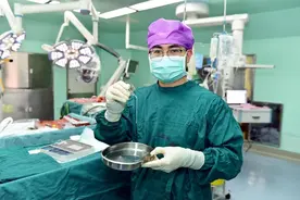 广东16岁少女痛苦8年，脑中被揪出10厘米活虫！网友：再也不吃了图片
