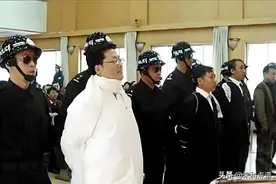 06年死刑犯袁宝璟，在行刑前从容不迫，身披白围巾与妻子拥抱告别图片