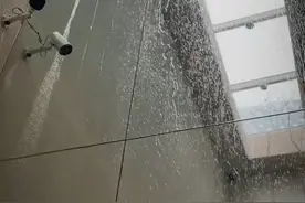 上海暴雨：陈赫家成水帘洞，陈龙在家撑伞，网友评论区笑死图片