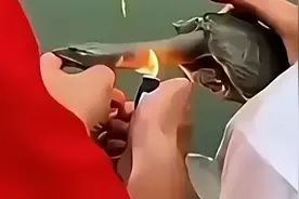 心疼！男子手指被甲鱼咬住，用打火机烤想让它松口，剁头不行吗？图片