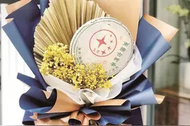 烟酒茶装饰的创意花束 、“尽孝三宝”贴身衣物……表达爱意的礼物让父亲节“爸”气升温！图片