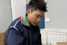 95后网红博主“襄阳白菜” 为襄阳籍大学生免费送面图片