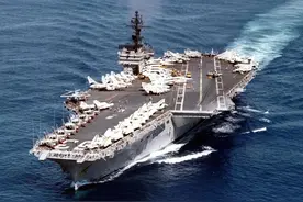 美国最先造出了核动力航母，但大量建造小鹰级，到2009年全部退役图片
