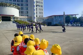 运河天玺幼儿园秋日社会实践系列活动：国防润童心 浓浓爱国情图片