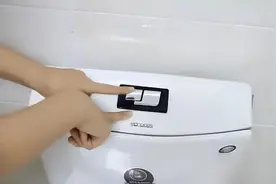 厕所臭死人，一个简单方法，厕所一辈子不会有异味，太实用了图片