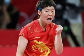 王曼昱凯旋家乡，齐齐哈尔人民热烈欢迎，爸妈开红旗接机太暖心！图片