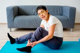 经常“抽筋”是缺钙吗？医生：抽筋频繁，可能和3个原因有关图片