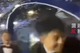 婚礼上的“显眼包”！男生追赶单身兄弟要送手捧花图片