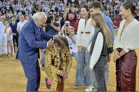 震惊！斗牛士30年生涯落幕，最后一次表演引爆斗牛场！图片