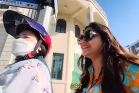 印度富婆中国旅游引发争议，被阿姨送到交警面前，网友评论亮了！图片