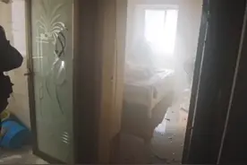 湖北武汉 男子出门前随手将未熄灭的烟头丢进卧室垃圾桶，不慎酿火情图片