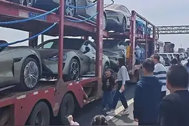 高速堵车，秒变小米SU7“车展”！一板车小米SU7被围观图片