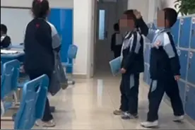 山东东营一小学班干部粗暴踢打同学，学校回应了图片