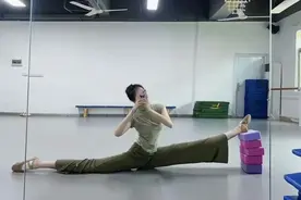 舞蹈生的腿有多软？女儿的舞蹈老师当面表演一字马图片