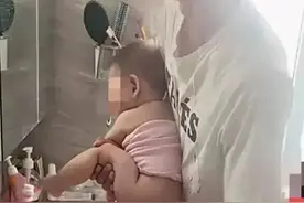 “爸爸给女婴洗屁屁”被指责，网友：太过分，我家绝不允许图片