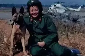 44年前，内蒙一女军医被头公狼拦住，她跟着公狼走向草丛的深处图片