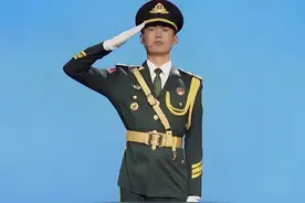 最帅升旗手张自轩退伍，放弃“铁饭碗，”明智之举！图片