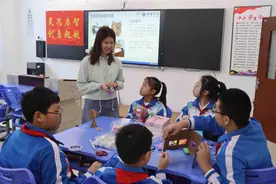 用纸盒、超轻黏土、塑料瓶创作雪花摩天轮……冰城学子点燃创意火花图片