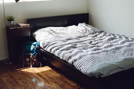 床单3个月不洗到底有多脏？多久洗一次最好？看完再也不敢偷懒了图片