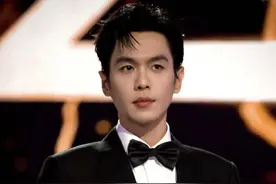 父子反目，“妹妹”变后妈，京圈少爷张若昀背后的痛苦你想象不到图片