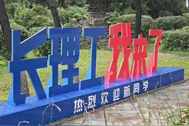 长春理工大学报道后东区光电工程学院歼教七机与T69坦克等随拍图片