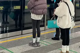“穿上勒得想吐还被自己丑笑，今年网红都在狂推鲨鱼裤不昧良心吗”图片