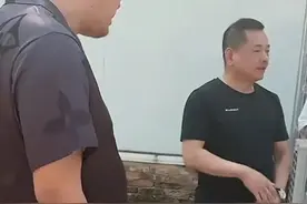 崩牙驹老挝考察工地，疑进军房地产，不穿鞋和年轻美女赤脚坐沙发图片