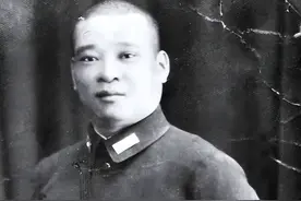吴化文：济南战役中率部起义，后第一个攻入南京，为何却没有授衔图片