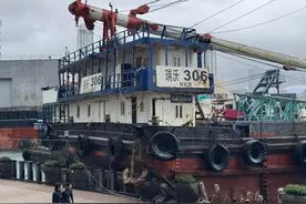 香港一轮船失控撞向岸边！海水倒灌，海洋公园附近一酒店大门被冲破，有人被冲倒图片