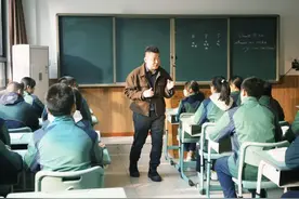 热搜榜上的“龙叔叔”：一堂英语课，其实和拍电影差不多图片
