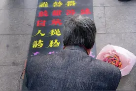 山东“乞丐”崔显仁：苦练10年粉笔字，字体被收购后实现华丽转变图片
