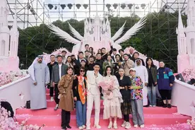 子韬求婚照流出，徐艺洋手捧鲜花笑颜如花，小鸟依人超甜蜜图片
