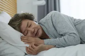 晚上几点睡觉算早睡？不是9点也不是10点！60岁以上最好看看图片