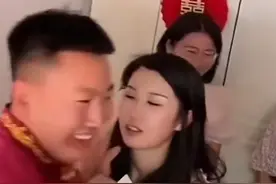 婚礼现场伴郎当众亲吻伴娘，其神情一脸陶醉网友表示：入戏了！图片
