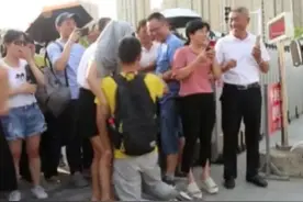 合肥高考一考生刚考完，就流泪当众给场外的母亲下跪，后来怎样了图片