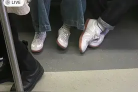洞洞鞋和老爹鞋之间，杀出一个黑马图片