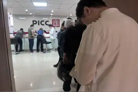 线上“捆绑购险”5分钟出单，线下单买需排长队——买摩托车交强险何以遭遇“区别对待”？图片