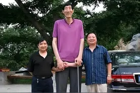 国内第一巨人鲍喜顺：不听医生劝告非要生子，现在儿子长到多高？图片