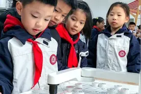 AI绘画、和机器人下棋……松江这所学校为孩子们点亮科技梦图片