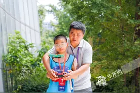 凡人微光 | 孩子，让我带你“飞”出大山！图片