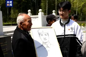 泪目！阔别80年“再见”烈士父亲 八旬儿子泣不成声图片