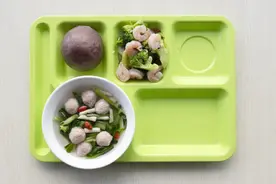 “国家版减肥餐”刷爆朋友圈，有高校1:1复刻，已有学生减掉104斤……图片