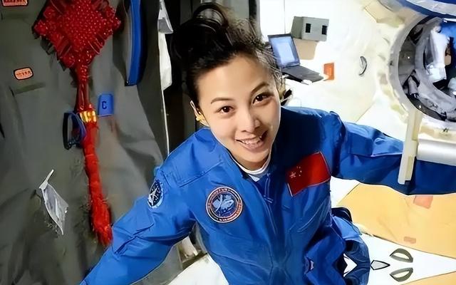 牺牲太大！王亚平曾谈及太空之旅的辛酸，落地后身体弱路都走不了