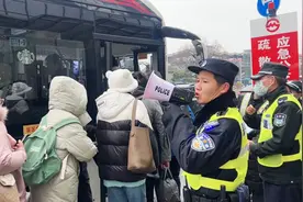 轨交9号线挂冰故障，松江162辆公交车在沿线站点接驳客流图片