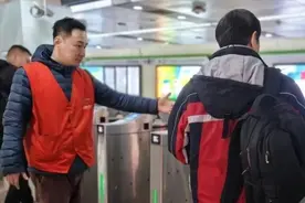2月17日，地铁中山公园站区开启“护航开学季”模式~图片